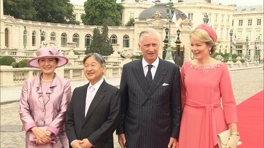 天皇皇后両陛下がベルギーで歓迎式典　皇后さまはラベンダー色の装いで陛下ネクタイとリ…