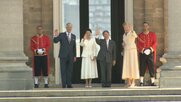 皇后さまが白い装いで国王夫妻とチークキス　両陛下がベルギー王宮へ　国王一家の住まいに泊まり旧交温める